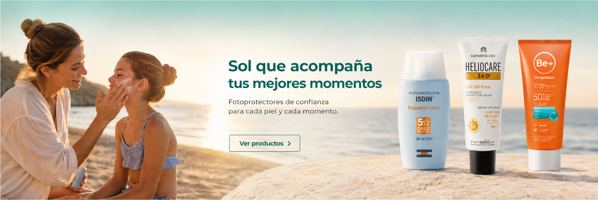 Sol que acompaña tus mejores momentos con fotoprotectores ISDIN, Heliocare y Be+ Mujer aplicando fotoprotector a una niña en la playa junto a solares ISDIN, Heliocare 360 y Be+